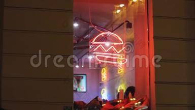 汉堡霓虹灯展示。 咖啡馆的窗户。 在墙上签名。签名设计
